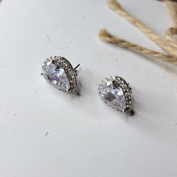 Water drop crystal stud earrings - Picture 4 of 7